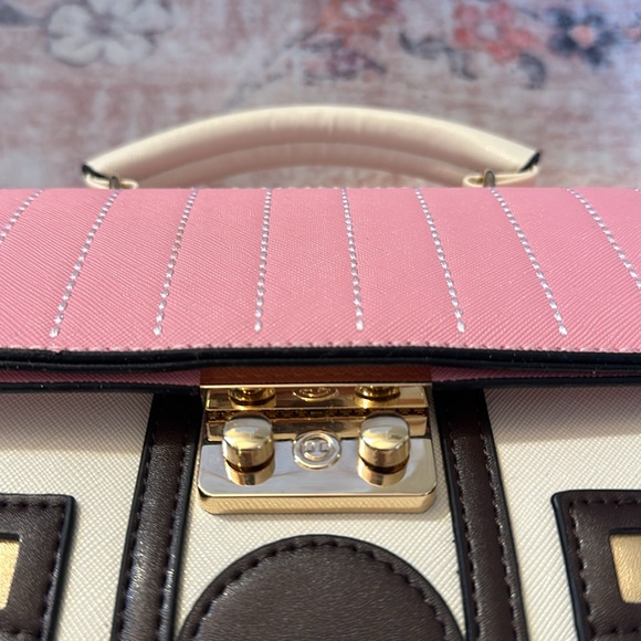 🏡NEW House Novelty Purse🏡 - Picture 4 of 5